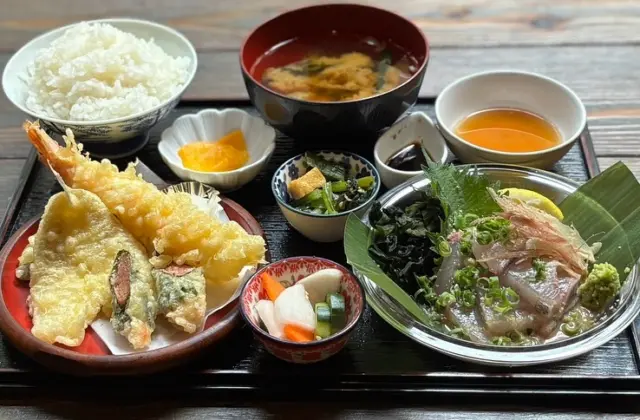 IZAKAYA時々jiji高瀬店
✨6月のおすすめランチメニュー✨

⭕️ ゴマかんぱちと大海老の天ぷら定食
　　　　　　1800円

⭕️季節のちょこっと贅沢３色丼と
  大海老の天ぷら定食
　　　　　　　1650円

　

営業時間
ランチ11:00〜15:00
居酒屋17:00〜23:00
（L.O.22:30）

ご予約・お問い合わせ
IZAKAYA時々jiji高瀬店
三豊市高瀬町比地113-1
0875-74-3288

他の投稿も見る
@izakayajiji_takase 

#香川県居酒屋#香川県グルメ#香川県ランチ#香川県カフェ#西讃居酒屋 #西讃ランチ#西讃カフェ#三豊市居酒屋#三豊市グルメ#三豊市ランチ#三豊市カフェ#高瀬町居酒屋#高瀬町グルメ#高瀬町カフェ#高瀬町ランチ#日替わり定食#日替わりランチ#時々高瀬#高瀬時々#居酒屋時々#居酒屋jiji#香川県旅行#ちちぶがはま#父母ヶ浜#高屋神社#天空の鳥居#薬膳#お食い初め#テイクアウトランチ #天ぷらの法則