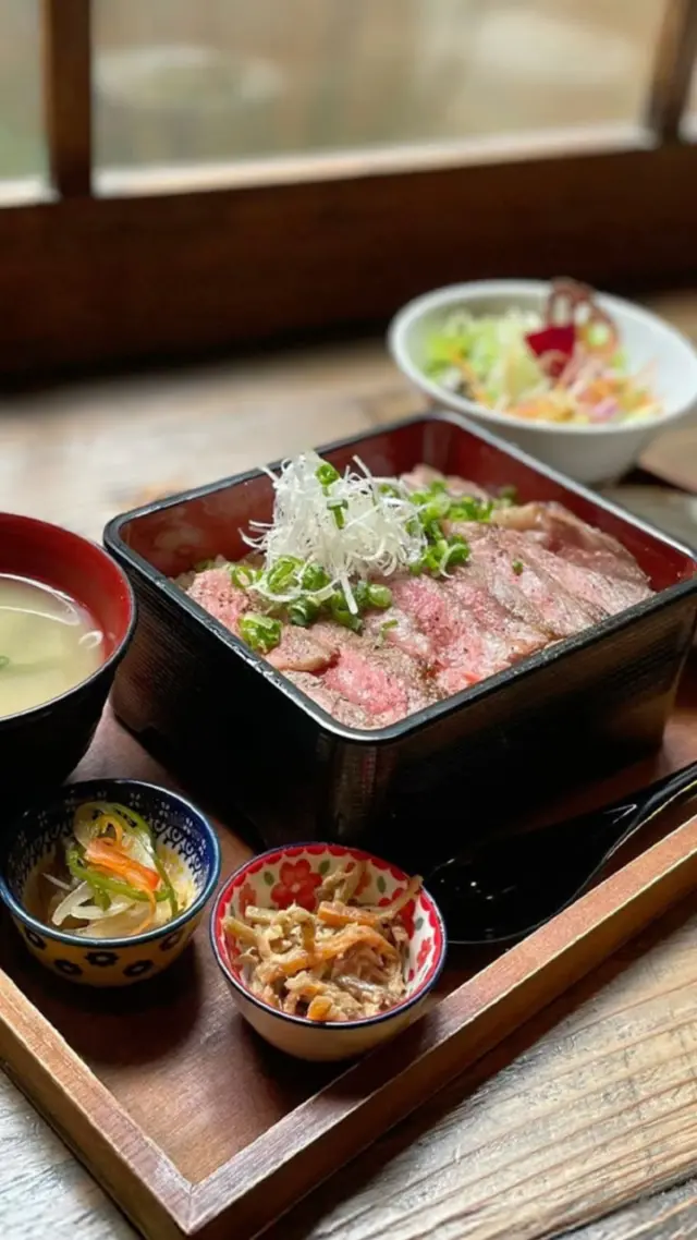 🥩《特選霜降りローストビーフ重》
やわらかくジューシーな霜降りローストビーフを丁寧に敷き詰めました。
ご飯が見えないほどのお肉の下には、特製のタレが染み込んだご飯が待っています。
半熟たまごをのせて、まろやかに。
薬味のネギやわさびで味の変化も楽しめます。
味噌汁・サラダ・小鉢もついた、心もお腹も満たされるセットです。

落ち着いた店内で、ちょっと贅沢なひとときをお楽しみください。

#居酒屋時々 #ローストビーフ重 #ローストビーフランチ #和食ランチ #肉料理 #霜降り #半熟たまご #香川ランチ #三豊ランチ #高瀬ランチ #香川グルメ #三豊グルメ #高瀬グルメ #ランチ巡り #グルメ好きな人と繋がりたい #ランチタイム #ランチセット #お昼ごはん #肉スタグラム #ローストビーフ丼 #ごちそうランチ #お肉好き #映えグルメ #グルメ部 #ランチ日記 #ボリューム満点 #お腹いっぱい #お昼ごはん記録 #japanfood #japanesefood